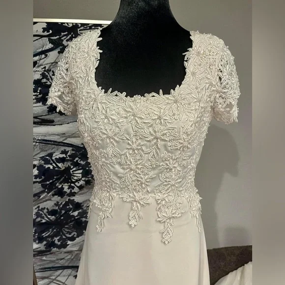 Alfred Angelo Short Sleeve Beaded Wedding Gown -Size 6 - Picture 5 of 7